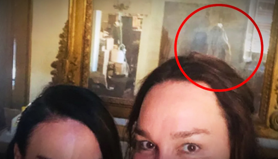Aparece una “extraña figura” en el espejo de una casa de 800 años en Italia